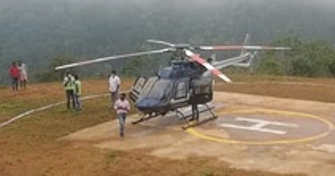 தமிழக- கேரள எல்லையான குமுளி பகுதியில் புதன்கிழமை நடைபெற்ற ஹெலிகாப்டா் சோதனை ஓட்டம்.