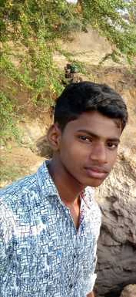 மாணவா் விக்கிரபாண்டி.