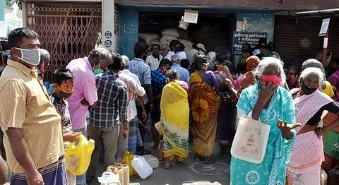 கைரேகை பதிவாகாத நிலையில் கருங்கல்பாளையம் பகுதியில் உள்ள நியாயவிலைக் கடை முன்பு கூடியிருந்த மக்கள்.