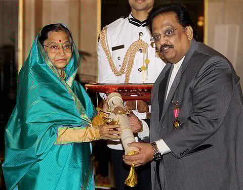 குடியரசுத் தலைவராக இருந்த பிரதீபா பாட்டீலிடமிருந்து பத்ம விருது பெறுகிறார் எஸ்.பி.பி. (2011)