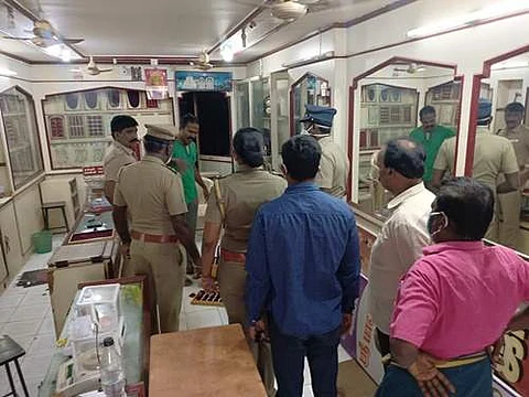 அரியலூர் நகைக்கடையில் சோதனை மேற்கொள்ளும் காவல் துறையினர்.