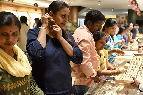 சென்னையில் ஆபரணத் தங்கத்தின் விலை சனிக்கிழமை பவுனுக்கு ரூ. 320 குறைந்தது.