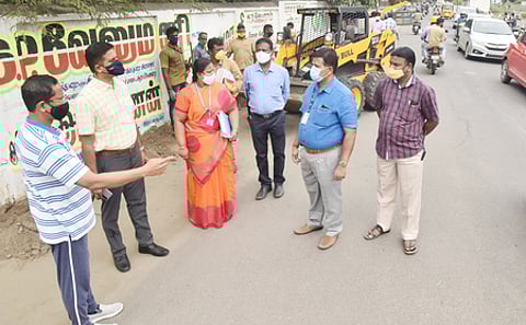 கோவை மத்திய மண்டலத்தில் நடைபெற்ற தூய்மைப் பணிகளை ஆய்வு செய்த மாநகராட்சி ஆணையா் பெ.குமாரவேல் பாண்டியன்.