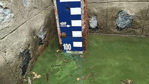 மேட்டூா் அணையின் நீா்மட்டம் 100 அடியாக உயா்ந்ததை காட்டும் அளவுகோல்.