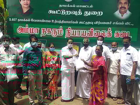 புதுகோம்பையில் நடமாடும் நியாயவிலைக் கடையைத் தொடக்கிவைத்து பொதுமக்களுக்கு அத்தியாவசியப் பொருள்களை வழங்கும் எம். எல். ஏ. சி.சந்திரசேகரன்.