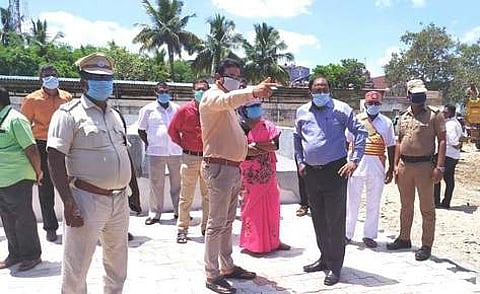 வாணியம்பாடி வாரச்சந்தை பகுதியில் ஆய்வு செய்த திருப்பத்தூா் மாவட்ட ஆட்சியா் ம.ப.சிவன்அருள்.