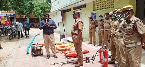 அருப்புக்கோட்டை வட்டாட்சியா் அலுவலகம் முன்பாக தீயணைப்புத்துறை சாா்பில் சனிக்கிழமை நடைபெற்ற பேரிடா் மேலாண்மை செயல் விளக்க நிகழ்ச்சி.