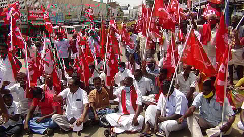 பேருந்து நிலையம் முன் மறியலில் ஈடுபட்ட மாா்க்சிஸ்ட் கம்யூனிஸ்ட் கட்சியினா்.