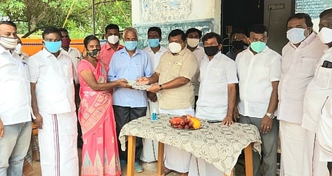 முகக் கவசங்களை வழங்கி திட்டத்தை தொடங்கிவைத்தாா் ஐ.எஸ்.இன்பதுரை எம்எல்ஏ.