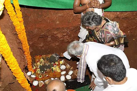 திருப்பதி அலிபிரி பாத யாத்திரை மாா்க்கத்தில் நிழற்கூரை அமைக்க நடைபெற்ற பூமி பூஜையில் பங்கேற்றோா்.