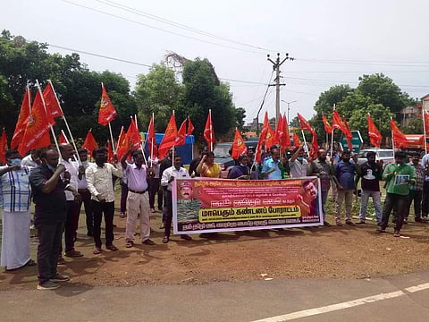காரைக்குடி: பட்டா வழங்கக் கோரி நாம் தமிழர் கட்சியினர் ஆர்ப்பாட்டம்