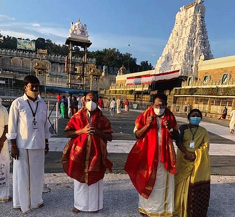 திருமலை ஏழுமலையானை தரிசித்து கோவிலை விட்டு வெளியில் வரும் தமிழக அமைச்சர்கள்.