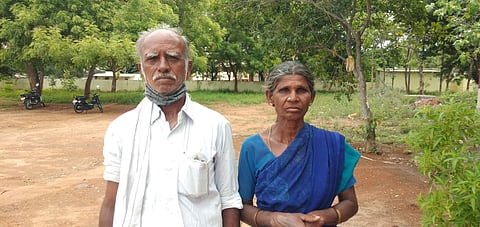 மொரப்பூர் அருகேயுள்ள ஆர்.எஸ்.தொட்டம்பட்டியில் மகன்களால் புறக்கணிக்கப்பட்ட விவசாயி சின்னதுரை, அமுதா தம்பதியர்.