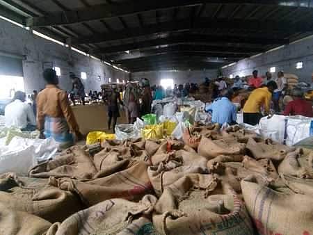 அரகண்டநல்லூா் ஒழுங்குமுறை விற்பனைக்கூடத்தில் கம்பு வரத்து அதிகரித்துள்ளதால் குவித்து வைக்கப்பட்டிருந்த கம்பு தானிய மூட்டைகள்.