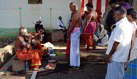 பாபநாசத்தில் தானம் வழங்கும் பக்தர்களுக்காக காத்திருக்கும் சந்நியாசி முதியவர்