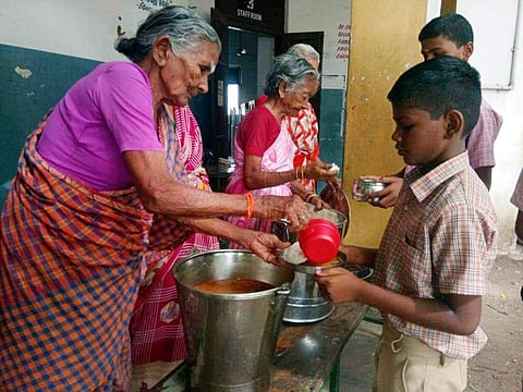 ஏழை மாணவர்களுக்கு உணவு வழங்கும் மூதாட்டிகள்