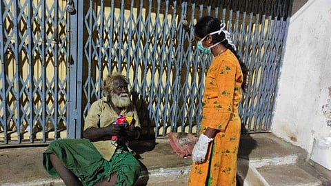 சாலையோரம் வசிக்கும் முதியவருக்கு உணவு அளிக்கிறார் ஜீவிதம் அறக்கட்டளை நிறுவனர் கே.மனிஷா.