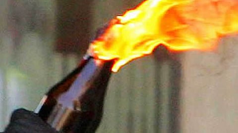 பெட்ரோல் குண்டு வீச்சு