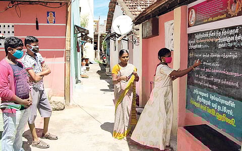 திருக்குறளைப் பரப்பும் மாணவர்கள்