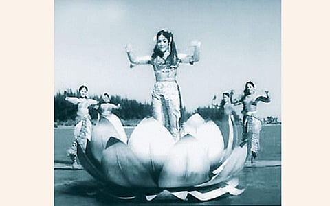 ரோஜா மலரே!: தண்ணீரில் நடனம் - குமாரி சச்சு