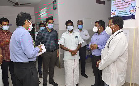 வேளாங்கண்ணியில் உள்ள மேம்படுத்தப்பட்ட அரசு ஆரம்ப சுகாதார நிலையத்தில் சனிக்கிழமை ஆய்வு மேற்கொண்ட மக்கள் நல்வாழ்வுத் துறை அமைச்சா் சி. விஜயபாஸ்கா்.