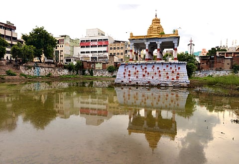 மழைநீா் சேகரிப்பட்டுள்ள மதுரை டவுன்ஹால் சாலை தெப்பக்குளம்.