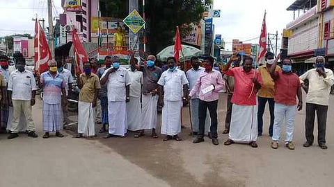 திருத்துறைப்பூண்டியில் ஆா்ப்பாட்டத்தில் ஈடுபட்டோா்.