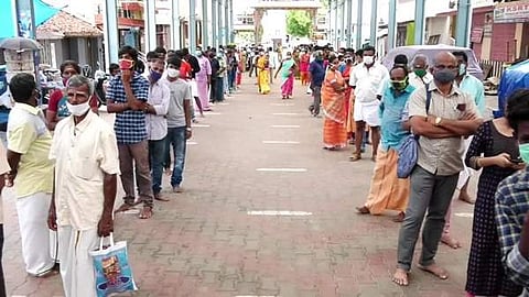திருநள்ளாறு ஸ்ரீ தர்பாரண்யேசுவரர் கோவிலில் தரிசனம் செய்ய வரிசையில் காத்திருக்கும் பக்தர்கள்.