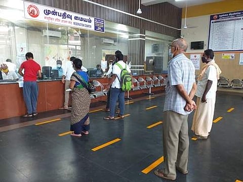 திருச்சி ஜங்ஷன் ரயில்நிலைய முன்பதிவு மையத்தில் பயணச்சீட்டு முன்பதிவு பெற சமூக இடைவெளியுடன் வரிசையில் நிற்கும் பயணிகள்.