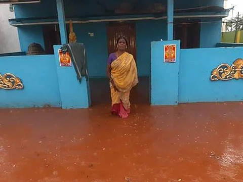 ஆண்டிபட்டி அருகே கரட்டுப்பட்டி கிராமத்தில் கனமழை காரணமாக வீடுகளுக்குள் புகுந்த மழைநீர்
