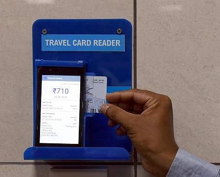 சென்னை மெட்ரோ ரயில் நிலையங்களில் பயணச்சீட்டு சான்றளிக்கும் இயந்திரம்