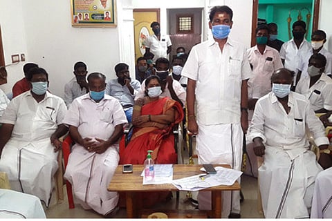 கள்ளக்குறிச்சி வடக்கு ஒன்றிய அதிமுக இளைஞா் பாசறை உறுப்பினா் சோ்க்கை படிவம் வழங்கும் நிகழ்ச்சியில் பேசுகிறாா் ஒன்றியச் செயலா் அ.ராஜசேகா்.