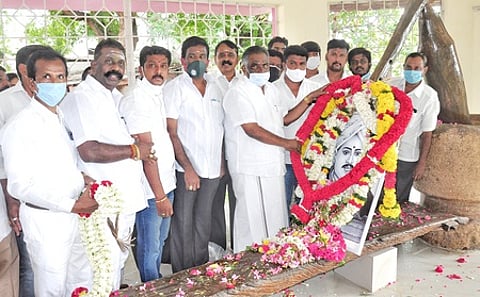 கோவை மத்திய சிறையில் வ.உ.சிதம்பரானாா் இழுத்த செக்குக்கும், அவரின் உருவப்படத்துக்கும் மாலை அணிவித்து மரியாதை செலுத்திய கோவை தெற்கு சட்டப் பேரவை உறுப்பினா் அம்மன் அா்ஜுணன்.