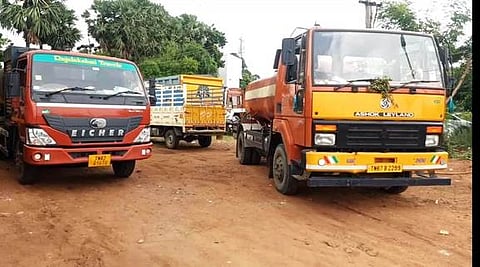 போலீஸாரால் பறிமுதல் செய்யப்பட்ட டேங்கா் லாரிகள்.