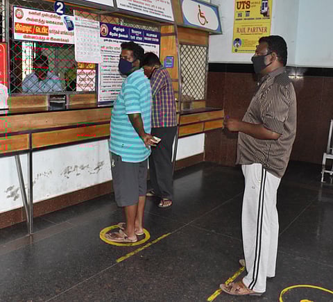 விழுப்புரம் ரயில் நிலையத்தில் சமூக இடைவெளியுடன் ரயில் பயணச்சீட்டை முன்பதிவு செய்யக் காத்திருந்தோா்.