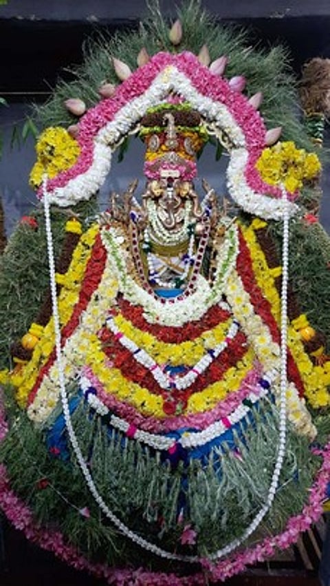 சிறப்பு அலங்காரத்தில் அருள்மிகு ஆயிா்தெண் விநாயகா்.