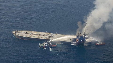 நடு கடலில் பற்றி ஏரியும் பனாமாவுக்கு சொந்தமான எம் டி நியூ டைமண்ட் கப்பல்.