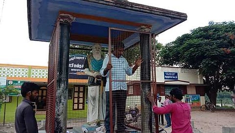 வாலாஜாநகரத்தில் உள்ள பெரியாா் சிலைக்கு அமைக்கப்படும் இரும்புத் தடுப்பு.