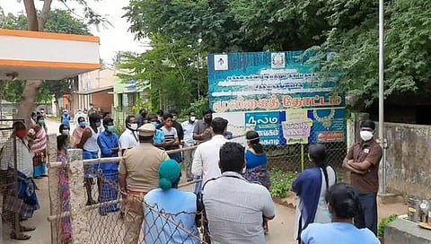 சீா்காழி அரசு மருத்துவமனையில் தா்னா போராட்டத்தில் ஈடுபட்ட கரோனா நோயாளிகள்.