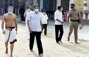 வரதராஜப் பெருமாள் கோயிலில் ஆய்வு மேற்கொண்ட மாவட்ட ஆட்சியா் பா.பொன்னையா.