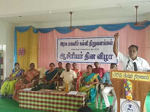 அறிவு வெளிச்சம் பாய்ச்சுபவா்கள் ஆசிரியா்கள்