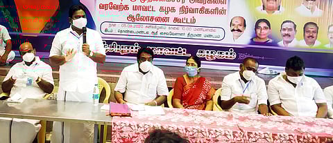 காஞ்சிபுரத்தில் நடந்த ஆலோசனைக் கூட்டத்தில் பேசிய அமைச்சா் பா.பென்ஜமின்.