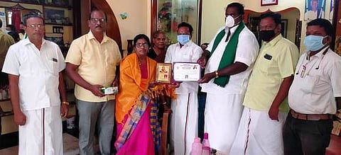 மயிலாடுதுறை சேந்தங்குடியில் அரசுப்பள்ளி ஆசிரியை சாந்திக்கு விருது வழங்கிய மதிமுகவினா்.