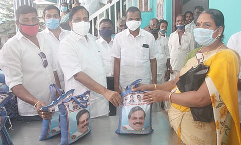 தா்மபுரம் ஊராட்சி இலந்தையடிதட்டில் அலங்கார தரைகற்கள் அமைக்கும் பணியை தொடங்கிவைக்கிறாா் தமிழக அரசின் தில்லி சிறப்புப் பிரதிநிதி என். தளவாய்சுந்தரம்.