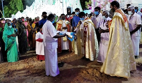 திருவிழா கொடியேற்றுகிறாா் பங்குத்தந்தை ஜோசப் ரவிபாலன்.