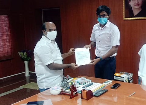 மாவட்ட ஆட்சியா் க.விஜயகாா்த்திகேயனிடம் சனிக்கிழமை மனு அளித்த சு.குணசேகரன் எம்.எல்.ஏ.