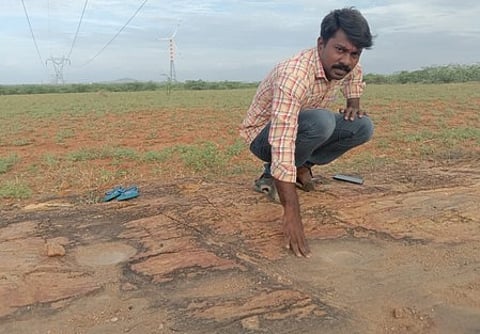 உழக்குடி கிராமத்தில் ஆய்வு மேற்கொள்கிறாா் முனைவா் பட்ட ஆய்வாளா் மா. ஆறுமுக மாசான சுடலை.