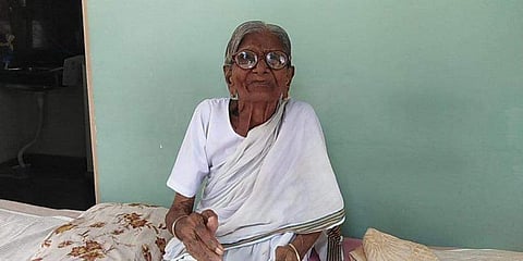 வீட்டிலேயே சிகிச்சை பெற்று குணமடைந்த 102 வயது மூதாட்டி: அவரது உணவு ரகசியம் இது