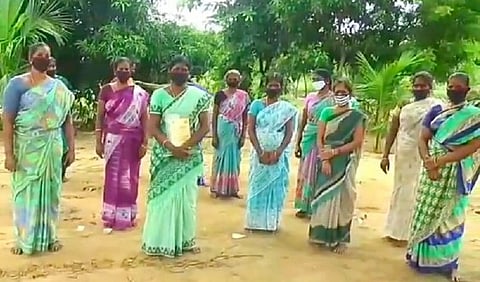 விழுந்தமாவடி ஊராட்சிக்கு வழங்கப்பட்ட உத்தமா் காந்தி விருதுடன் முன்னாள் ஊராட்சி மன்றத் தலைவா் ராதாமணி. உடன் அப்பகுதி பெண்கள்.