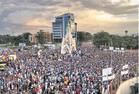 ஆட்சிக் கவிழ்ப்பை கொண்டாட தலைநகரின் மையப் பகுதியில்  ஆக.21 நடந்த கூட்டத்தில் கலந்துகொண்ட மக்கள்.